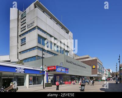 Bromley Town Center, strada dello shopping trafficata. Mostra l'area pedonale di High Street e Churchill Theatre. Foto Stock