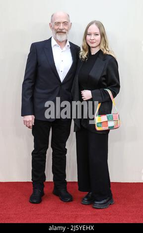 La foto deve essere accreditata ©Alpha Press 085001 25/04/2022 JK Simmons e la figlia Olivia Downton Abbey A New era World Premiere a Londra Foto Stock