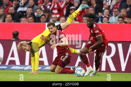 Julian Brandt di Borussia Dortmund Leon Goretzka di Bayern Muenchen Alphonso Davies di Bayern Muenchen Muenchen Monaco di Baviera , Germania 23.4.2022 FC Bayern Muenchen Borussia Dortmund Calcio Fussball Bundesliga Saison 2021 / 2022 alla Allianz Arena © diebilderwelt / Alamy Stock Foto Stock