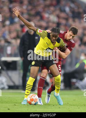 Jamie Bynoe-Gittens Benjamin Pavard of Bayern Muenchen Muenchen Monaco di Baviera , Germania 23.4.2022 FC Bayern Muenchen Borussia Dortmund Calcio Fussball Bundesliga Saison 2021 / 2022 presso l'Allianz Arena © diebilderwelt / Alamy Stock Foto Stock