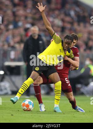 Jamie Bynoe-Gittens Benjamin Pavard of Bayern Muenchen Muenchen Monaco di Baviera , Germania 23.4.2022 FC Bayern Muenchen Borussia Dortmund Calcio Fussball Bundesliga Saison 2021 / 2022 presso l'Allianz Arena © diebilderwelt / Alamy Stock Foto Stock