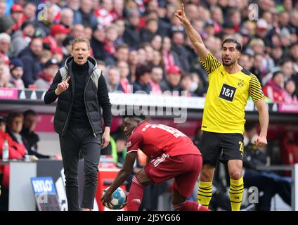 Allenatore Julian Nagelsmann di Bayern Muenchen Alphonso Davies di Bayern Muenchen Emre Can di Borussia Dortmund Muenchen Monaco di Baviera, Germania 23.4.2022 FC Bayern Muenchen Borussia Dortmund Calcio Fussball Bundesliga Saison 2021 / 2022 alla Allianz Arena © diebilderwelt / Alamy Stock Foto Stock