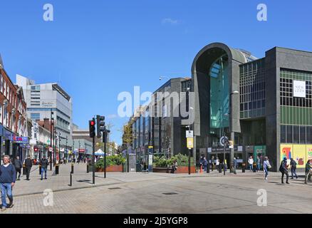 Centro città di Bromley in un'intensa giornata estiva. Mostra l'ingresso di High Street al centro commerciale Glades. Foto Stock