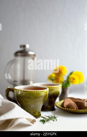 Primavera ancora vita con tè, dolci e deli Foto Stock