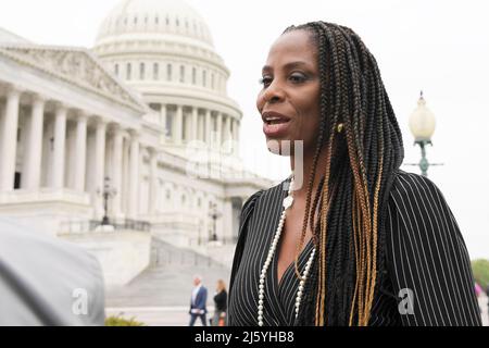 Washington, Stati Uniti. 26th Apr 2022. IL Congresso DEGLI STATI UNITI Stacey Plaskett (D-VI-01) annuncia il Black Innovation Bill durante una conferenza stampa, oggi il 26 aprile 2022 presso House Triangle/Capitol Hill a Washington DC, USA. (Foto di Lenin Nolly/Sipa USA) Credit: Sipa USA/Alamy Live News Foto Stock