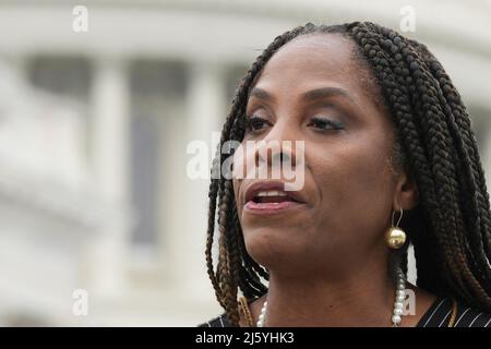 Washington, Stati Uniti. 26th Apr 2022. IL Congresso DEGLI STATI UNITI Stacey Plaskett (D-VI-01) annuncia il Black Innovation Bill durante una conferenza stampa, oggi il 26 aprile 2022 presso House Triangle/Capitol Hill a Washington DC, USA. (Foto di Lenin Nolly/Sipa USA) Credit: Sipa USA/Alamy Live News Foto Stock