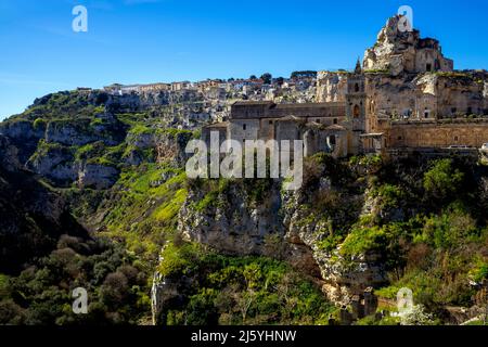 Vista panoramica di Sasso Caveoso e ponte sospeso su Torrente Gravina, Matera, Basilicata, Italia. Foto Stock