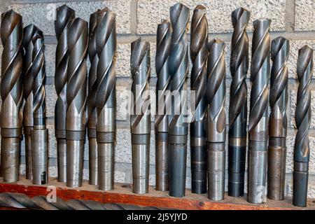 Trapani industriali in un supporto per foratura per fori in acciaio e materiale ferroso Foto Stock