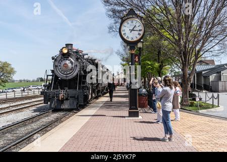 Strasburg, PA, USA - Aprile 20,2022: Treno tira i Strasburg Rail Road stazione ferroviaria nella contea di Lancaster, Pennsylvania. Foto Stock