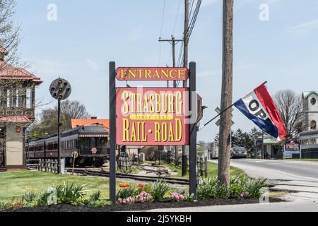 Strasburg, PA, USA - Aprile 20,2022: Cartello d'ingresso alla stazione ferroviaria Strasburg Rail Road nella contea rurale di Lancaster, Pennsylvania Foto Stock