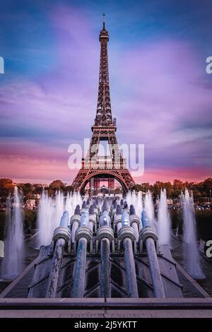 Vista della Torre Eiffel e della fontana al bellissimo tramonto a Parigi, Francia. Foto Stock