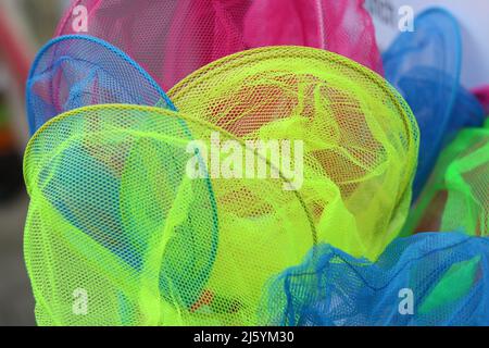 Immagine full frame di reti da pesca in nylon assortite in colori brillanti Foto Stock