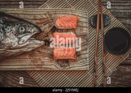 Il sushi è un piatto di origine giapponese a base di riso che è accompagnato di solito con: sesamo, salmone e trota, a seconda dei gusti può essere crudo o s Foto Stock