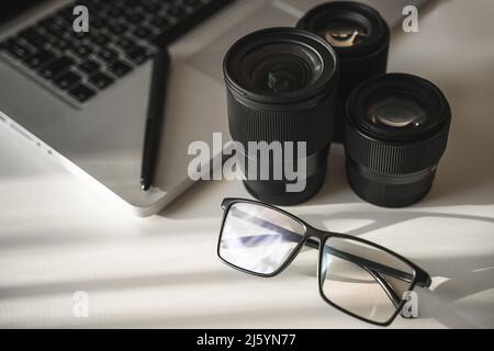 Luogo di lavoro del fotografo con obiettivi a focale fissa diversi Foto Stock