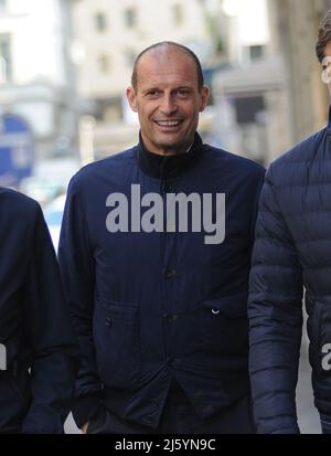 Milano, . 26th Apr 2022. Milano, 26-04-2022 Massimiliano 'MAX' allegro allenatore DI JUVENTUS, cammina per le strade del centro con Mauro Tassotti (con una barba) e un altro amico. Credit: Independent Photo Agency/Alamy Live News Foto Stock