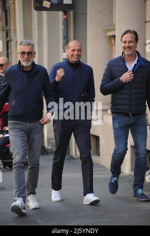 Milano, . 26th Apr 2022. Milano, 26-04-2022 Massimiliano 'MAX' allegro allenatore DI JUVENTUS, cammina per le strade del centro con Mauro Tassotti (con una barba) e un altro amico. Credit: Independent Photo Agency/Alamy Live News Foto Stock