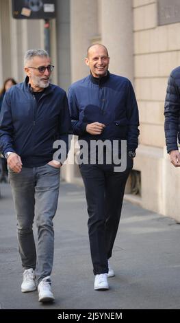 Milano, . 26th Apr 2022. Milano, 26-04-2022 Massimiliano 'MAX' allegro allenatore DI JUVENTUS, cammina per le strade del centro con Mauro Tassotti (con una barba) e un altro amico. Credit: Independent Photo Agency/Alamy Live News Foto Stock