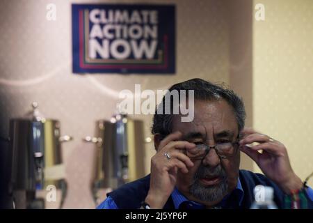 26 aprile 2022, Washington, Dastric of Columbia, USA: IL congressista AMERICANO RAUL GRIJALVA(D-AZ) parla di azione climatica e la transizione energetica pulita sono diventate una priorità per gli elettori latini durante un briefing stampa, oggi il 26 aprile 2022 presso il Capitol Hill Hotel a Washington DC, USA. (Credit Image: © Lenin Nolly/ZUMA Press Wire) Foto Stock