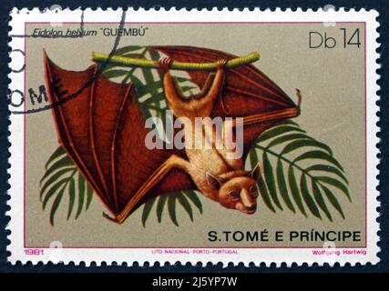 SAO TOME E PRINIPE - CIRCA 1981: Un timbro stampato in Sao Tome e Principe mostra Straw-colored Fruit Bat, Eidolon Helvum, mammifero, circa 1981 Foto Stock
