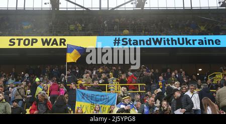 Città di Dortmund, Germania. 26th apr, 2022. Primo: 26th aprile 2022 Fuvuball, 1.Bundesliga, stagione 2021/2022, benefico gioco a beneficio delle vittime della guerra/guerra contro l'Ucraina da Putin/Russia BVB, Borussia Dortmund - Dynamo Kyiv, tifosi nello stadio, poster trasparente, credito: dpa/Alamy Live News Foto Stock