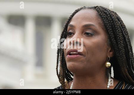 26 aprile 2022, Washington, Distric of Columbia, USA: US Congresswoman STACEY PLASKETT (D-VI-01) annuncia Black Innovation Bill durante una conferenza stampa, oggi il 26 aprile 2022 presso House Triangle/Capitol Hill a Washington DC, USA. (Credit Image: © Lenin Nolly/ZUMA Press Wire) Foto Stock