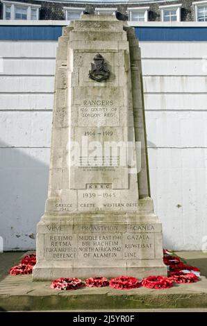 Londra, Regno Unito - 21 marzo 2022: Lo storico memoriale di guerra del cenotafio dedicato ai Rangers uccisi nella prima e seconda guerra mondiale. Verso l'alto i Foto Stock