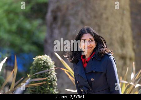 REGNO UNITO. 26th Apr 2022. Suella Braverman, Procuratore Generale, arriva ad un incontro di gabinetto al 10 Downing Street London. Credit: SOPA Images Limited/Alamy Live News Foto Stock