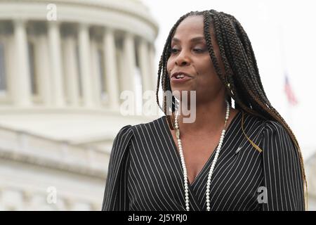 26 aprile 2022, Washington, Distric of Columbia, USA: US Congresswoman STACEY PLASKETT (D-VI-01) annuncia Black Innovation Bill durante una conferenza stampa, oggi il 26 aprile 2022 presso House Triangle/Capitol Hill a Washington DC, USA. (Credit Image: © Lenin Nolly/ZUMA Press Wire) Foto Stock