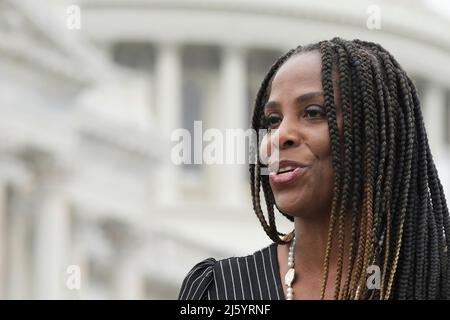 26 aprile 2022, Washington, Distric of Columbia, USA: US Congresswoman STACEY PLASKETT (D-VI-01) annuncia Black Innovation Bill durante una conferenza stampa, oggi il 26 aprile 2022 presso House Triangle/Capitol Hill a Washington DC, USA. (Credit Image: © Lenin Nolly/ZUMA Press Wire) Foto Stock