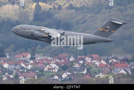 Ramstein, Germania. 26th Apr 2022. Un aereo militare statunitense C-17 Globemaster decollo dalla base aerea di Ramstein. Una conferenza sulla guerra in Ucraina si è tenuta presso la base aerea degli Stati Uniti. Credit: Boris Roessler/dpa/Alamy Live News Foto Stock