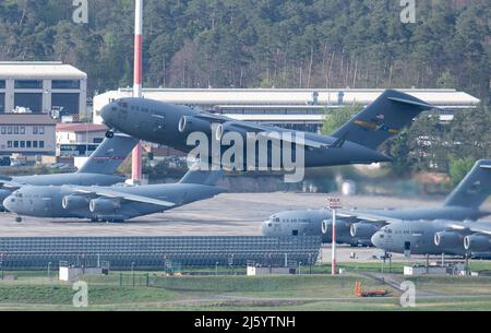 Ramstein, Germania. 26th Apr 2022. Un aereo militare statunitense C-17 Globemaster decollo dalla base aerea di Ramstein. Una conferenza sulla guerra in Ucraina si è tenuta presso la base aerea degli Stati Uniti. Credit: Boris Roessler/dpa/Alamy Live News Foto Stock