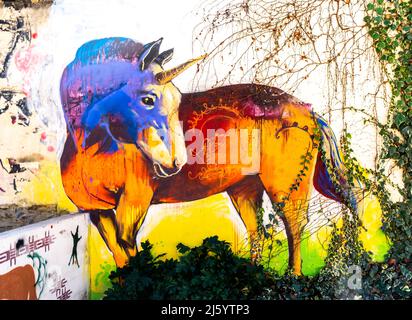 Murale raffigurante un unicorno colorato sulle mura di Parque de las Palmas, Granada, Spagna, Europa Foto Stock