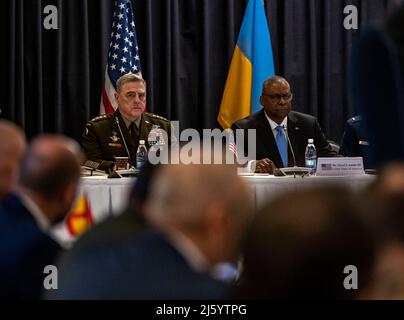 Ramstein-Miesenbach, Germania. 26th Apr 2022. Il Segretario della Difesa degli Stati Uniti Lloyd Austin e il Presidente dei Capi congiunti Mark Milley, sono partiti durante il Gruppo consultivo per la Difesa della NATO Ucraina alla base aerea di Ramstein, 26 aprile 2022 a Ramstein-Miesenbach, Germania. Credito: SSgt. Megan Beatty/DOD Photo/Alamy Live News Foto Stock