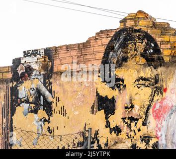 Murale usurato raffigurante la faccia della ragazza della giovane donna sul muro in Parque de las Palmas, Granada, Spagna, Europa Foto Stock