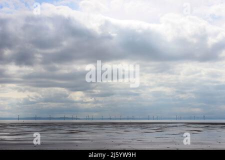 Turbine eoliche al largo della costa di Formby Foto Stock