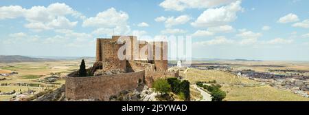 Vista panoramica del punto del drone Castello di la Muela a Consuegra città storica durante la giornata nuvolosa di sole. Provincia di Toledo, Castiglia-la Mancha, Spagna. Heritag Foto Stock