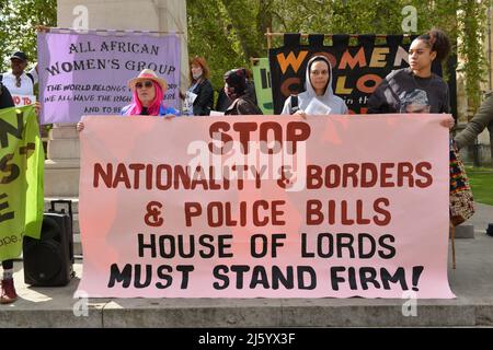 Londra, Regno Unito. 26th Apr 2022. I manifestanti tengono una bandiera che esprime la loro opinione alla dimostrazione. I manifestanti si sono riuniti fuori dalla Casa dei Lord in Old Palace Yard per dimostrare contro la nazionalità e confini Bill e la polizia Bills. Credit: SOPA Images Limited/Alamy Live News Foto Stock