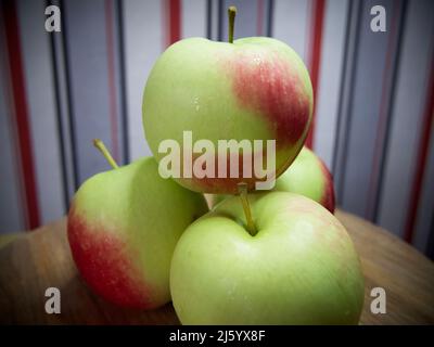 Un mazzo di succose mele rosse, un primo colpo. Frutta matura. Foto Stock