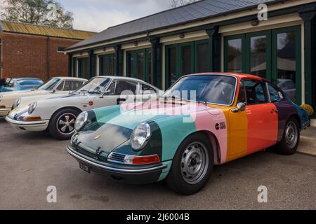 Paul Smith Artist Stripe Porsche 911 ‘2 LTR’ in mostra allo Scramble di aprile che si è tenuto presso il Bicester Heritage Centre il 23rd aprile 2022 Foto Stock