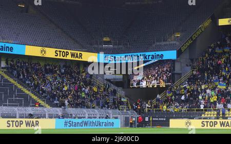 Città di Dortmund, Germania. 26th apr, 2022. Primo: 26th aprile 2022 Fuvuball, 1st Bundesliga, stagione 2021/2022, benefico gioco a beneficio delle vittime della guerra/guerra contro l'Ucraina da Putin/Russia BVB, Borussia Dortmund - Dynamo Kyiv tifosi nel Signal Iduna Park credito: dpa/Alamy Live News Foto Stock