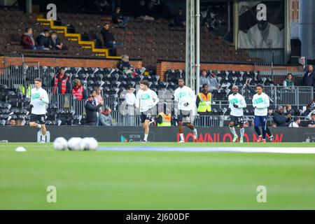 Fulham, Regno Unito. 26th aprile 2022: Craven Cottage, Fulham, Londra, Inghilterra; EFL Championship football, Fulham contro Nottingham Forest; i giocatori di Fulham si scaldano prima del calcio d'inizio Credit: Action Plus Sports Images/Alamy Live News Foto Stock