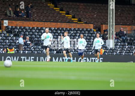 Fulham, Regno Unito. 26th aprile 2022: Craven Cottage, Fulham, Londra, Inghilterra; EFL Championship football, Fulham contro Nottingham Forest; i giocatori di Fulham si scaldano prima del calcio d'inizio Credit: Action Plus Sports Images/Alamy Live News Foto Stock