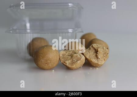 Dink o Dinkache Ladoo sono uno dei ladoo ricchi di nutrizione che sono fatti di dink e ingredienti aggiuntivi come frutta secca e datteri. Shot o Foto Stock