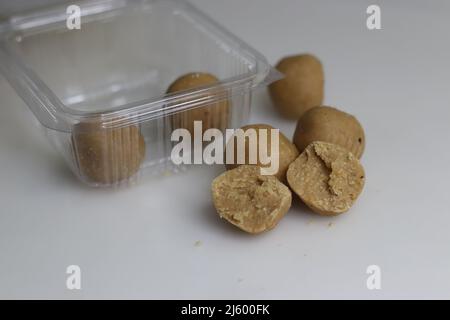Dink o Dinkache Ladoo sono uno dei ladoo ricchi di nutrizione che sono fatti di dink e ingredienti aggiuntivi come frutta secca e datteri. Shot o Foto Stock