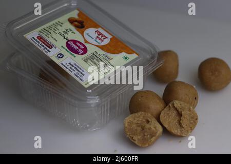 Mumbai, Maharashtra, India, Aprile 16 2022: Dink Ladoo prodotto da swara Foods. Dinkache Ladoo sono uno dei ladoo ricchi di nutrizione che sono fatti di d Foto Stock