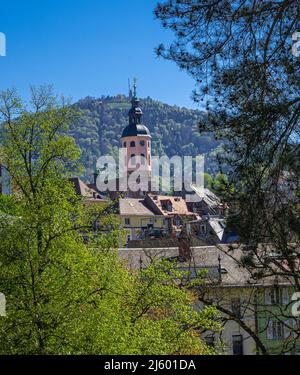 Il campanile della chiesa collegiata di Baden Baden sullo sfondo il monte Merkur. Baden Wuerttemberg, Germania, Europa Foto Stock