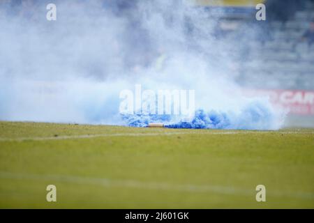 Granata Blue Smoke lanciata sul campo dai tifosi della contea di Stockport Foto Stock