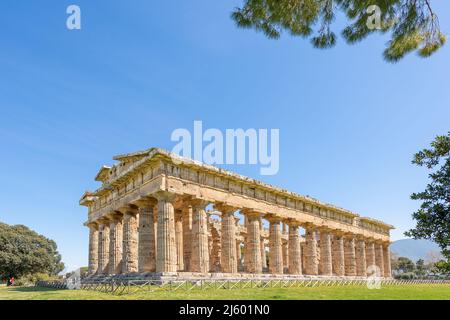 Paestum, Italia; 18 aprile 2022 - il Tempio di Hera a Paestum, che contiene alcuni dei templi greci più ben conservati del mondo. Foto Stock