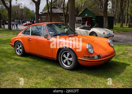 1969 Porsche 911 S 2,0-L ‘SRY 155G’ in mostra allo Scramble di aprile che si è tenuto presso il Bicester Heritage Centre il 23rd aprile 2022 Foto Stock