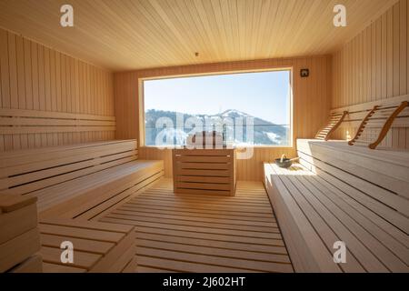 Vista sulla sauna vuota in legno con accessori per sauna tradizionali Foto Stock